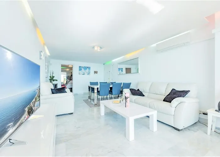 Beachfront Center Μαρμπέλλα